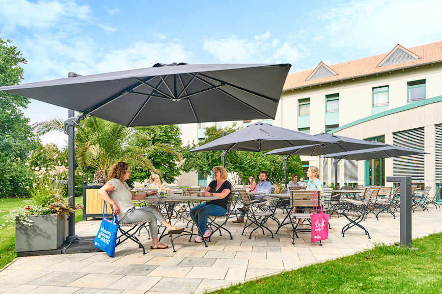 Blick auf die besuchte Sonnenterasse Blick auf die besuchte Sonnenterasse