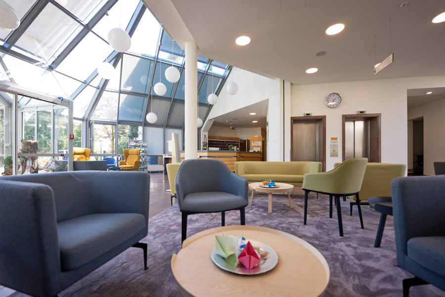 Eingangsbereich mit Sitzmöglichkeiten Eingangsbereich mit Sitzmöglichkeiten