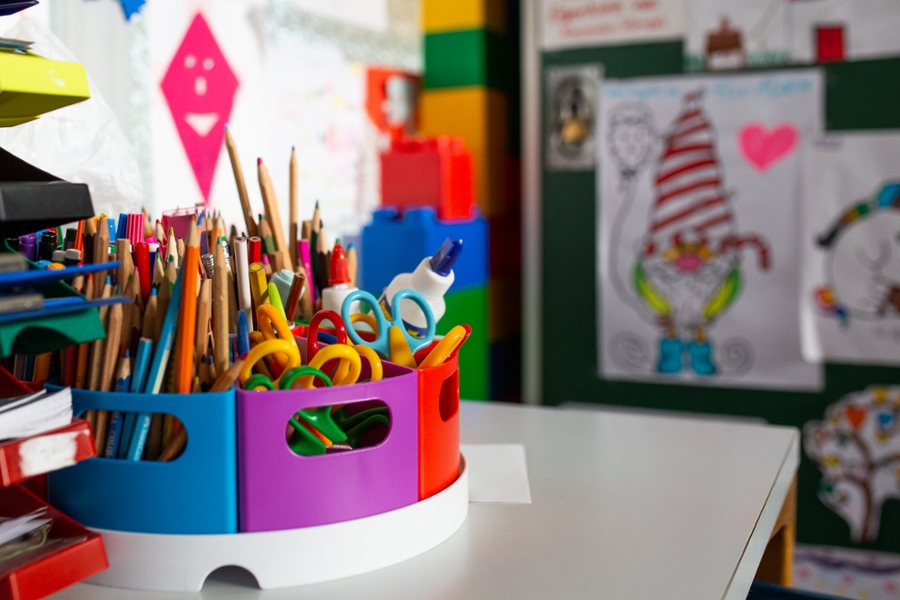 Runde Stiftebox und bunte Bilder im Hintergrund Runde Stiftebox und bunte Bilder im Hintergrund