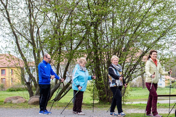 Gruppe Rehabilitandinnen und Rehabilitanden beim Nordic Walking Gruppe Rehabilitandinnen und Rehabilitanden beim Nordic Walking
