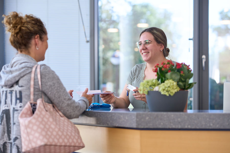 Zwei Personen am Empfang Zwei Personen am Empfang