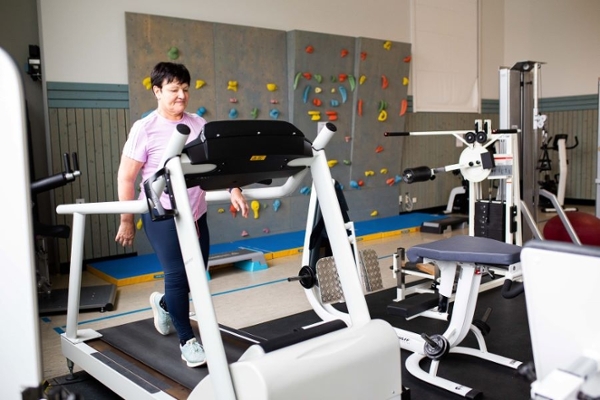Frau beim Laufbandtraining Frau beim Laufbandtraining