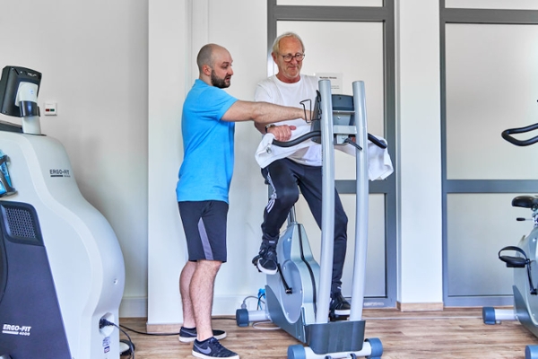 Patient und Therapeut beim Ergometertraining Patient und Therapeut beim Ergometertraining